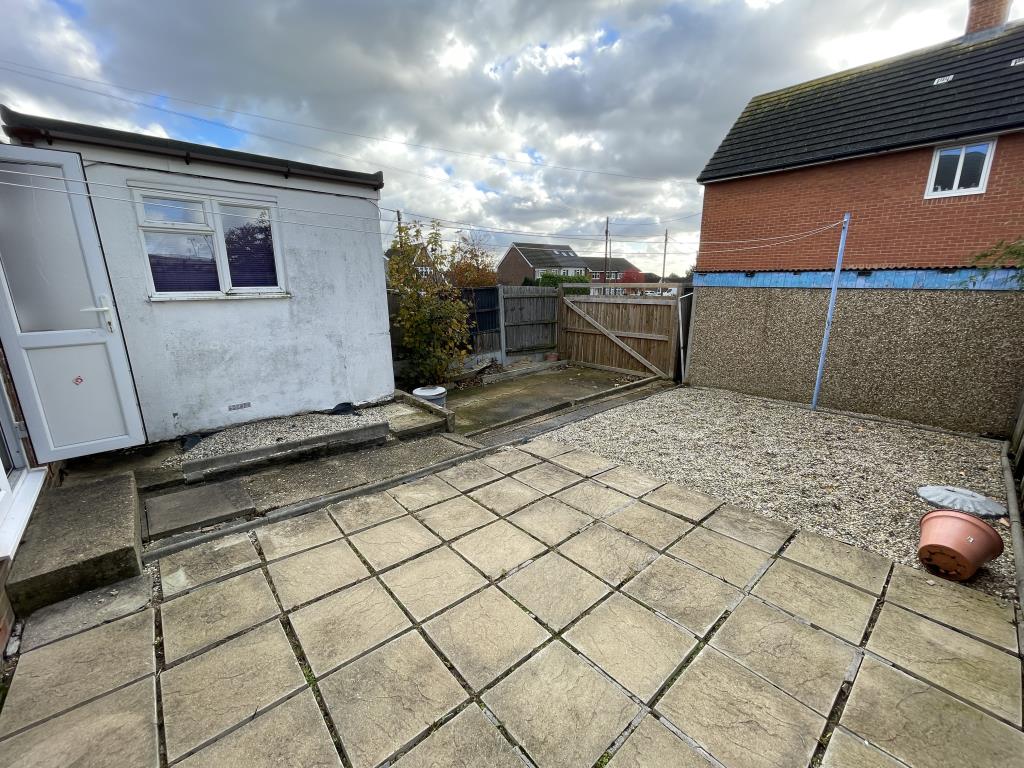 Lot: 95 - HOUSE IN POPULAR RESIDENTIAL AREA FOR INVESTMENT OR OCCUPATION - Outside image of garden, looking back from house